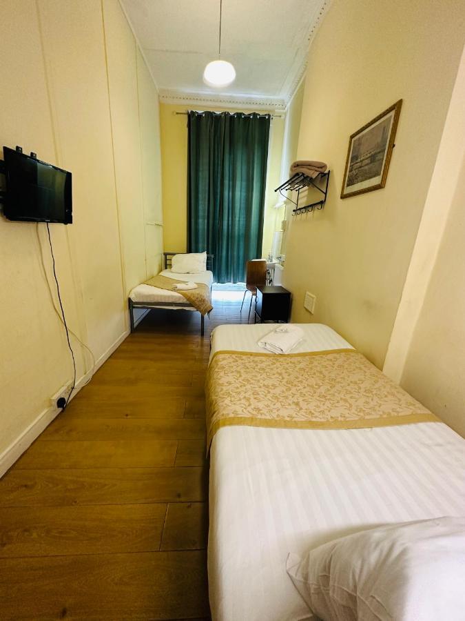 Chambre Lits Jumeaux Basique avec Salle de Bains Commune